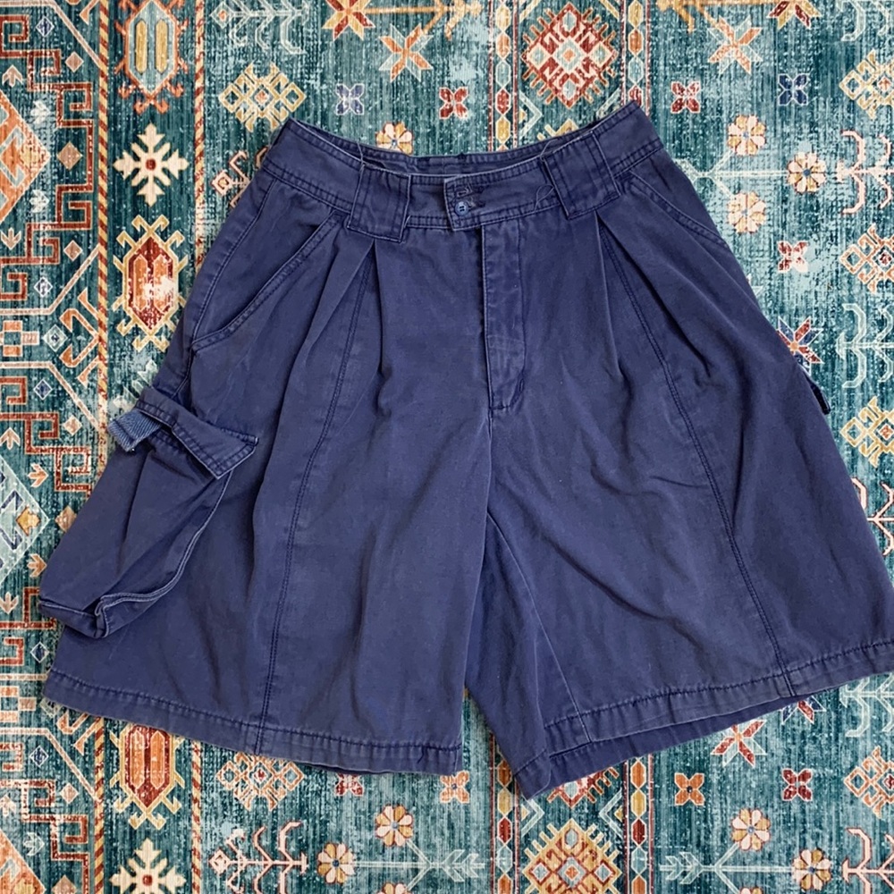 Cute vintage, indigo,  90’s ESPRIT pleated cargo shorts with buckle detail!♥️